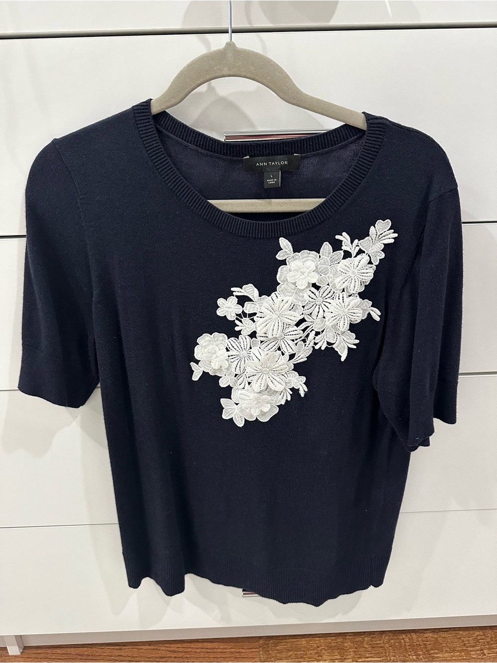Ann Taylor Navy Short-Sleeve Top with White Floral Lace Appliqué Size L